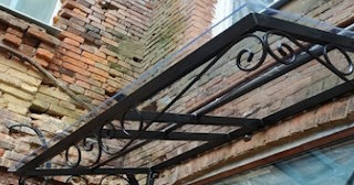 Угловые козырьки для частных домов и входов в Рославле - НавесыРлв от 1742 рублей